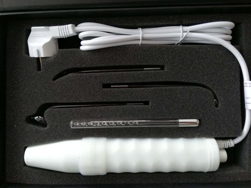 Sexspielzeug zur elektronischen Stimulation namens Neon Wand in der Verpackung.