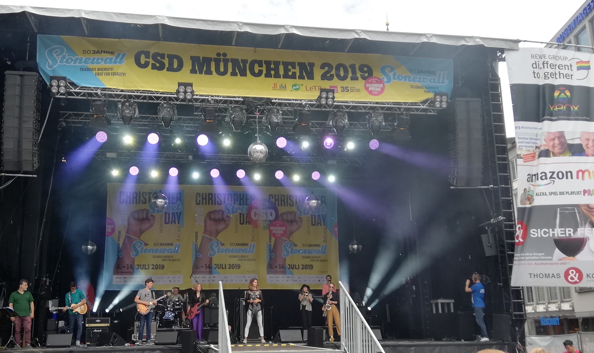Die Band Basement79 auf der Bühne auf dem Münchener Marienplatz.