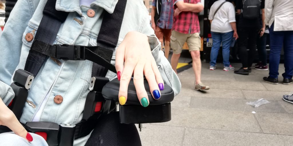 Fingernägel einer linken Hand, in den Farben des Regenbogens.