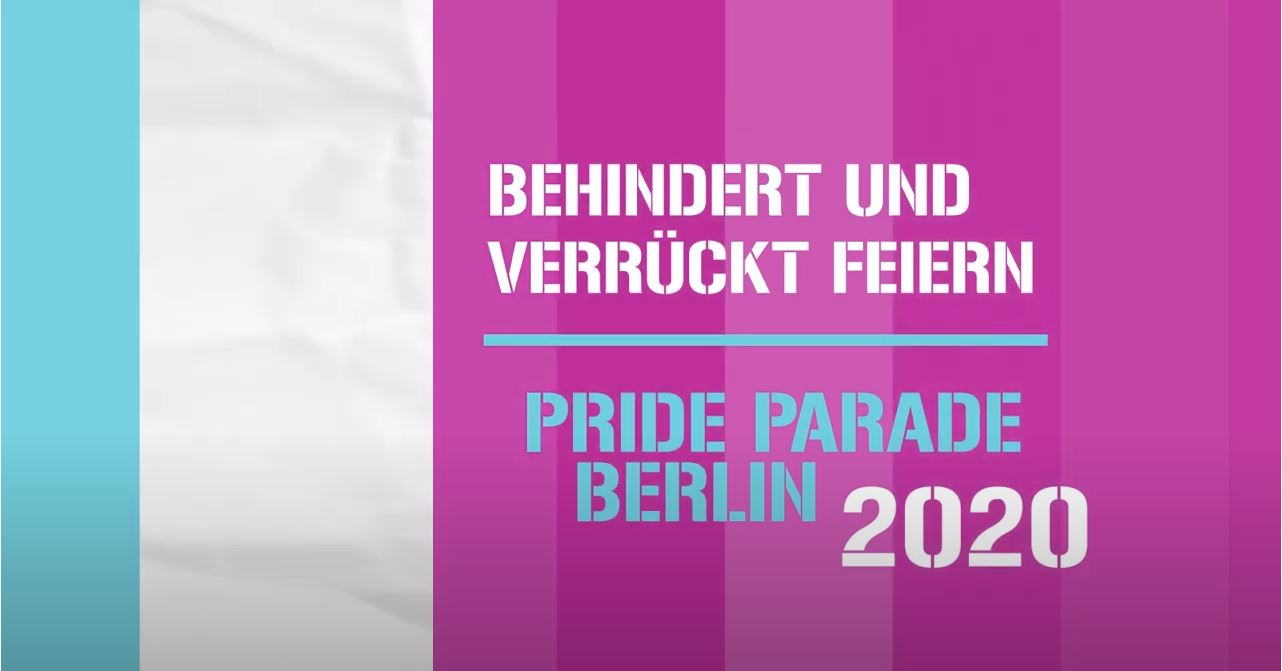 Das Banner des Films. Darauf sehen wir verschiedene senkrechte Streifen in verschiedenen Lilatönen, weiß und hellblau, mit der Aufschrift ""Behindert und verrückt feiern" Pride Parade 2020".