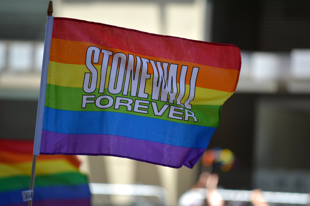 Eine Regenbogenflagge mit der Aufschrift "Stonewall Forever".