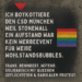 Schwarzes Plakat mit rauer Betonoptik. Oben links ein rotes, nach unten zeigendes Dreieck. Rechts daneben eine Regenbogenflagge. In großen weißen Blockbuchstaben steht: „ICH BOYKOTTIERE DEN CSD MÜNCHEN WEIL STONEWALL EIN AUFSTAND WAR KEIN WERBEEVENT FÜR WEIßE WOHLSTANDSBUBBLES.“ Darunter in kleineren Großbuchstaben: „TRANS. BEHINDERT. WÜTEND. SOLIDARISCH MIT QUEEREN GEFLÜCHTETEN & RADIKALEM PROTEST.“ Der Stil erinnert an eine politische Wandmalerei, kämpferisch und bewusst kantig gestaltet.