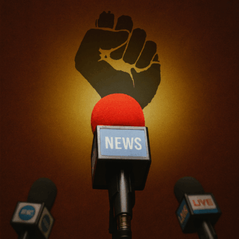 Vor einem rot-goldenen Hintergrund ragt ein Mikrofon mit rotem Schaumaufsatz und dem Schriftzug „NEWS“ prominent in die Mitte des Bildes. Links und rechts daneben sind weitere Mikrofone leicht unscharf zu erkennen. Dahinter leuchtet die Silhouette einer erhobenen Faust, die kraftvoll in den Raum wirkt.